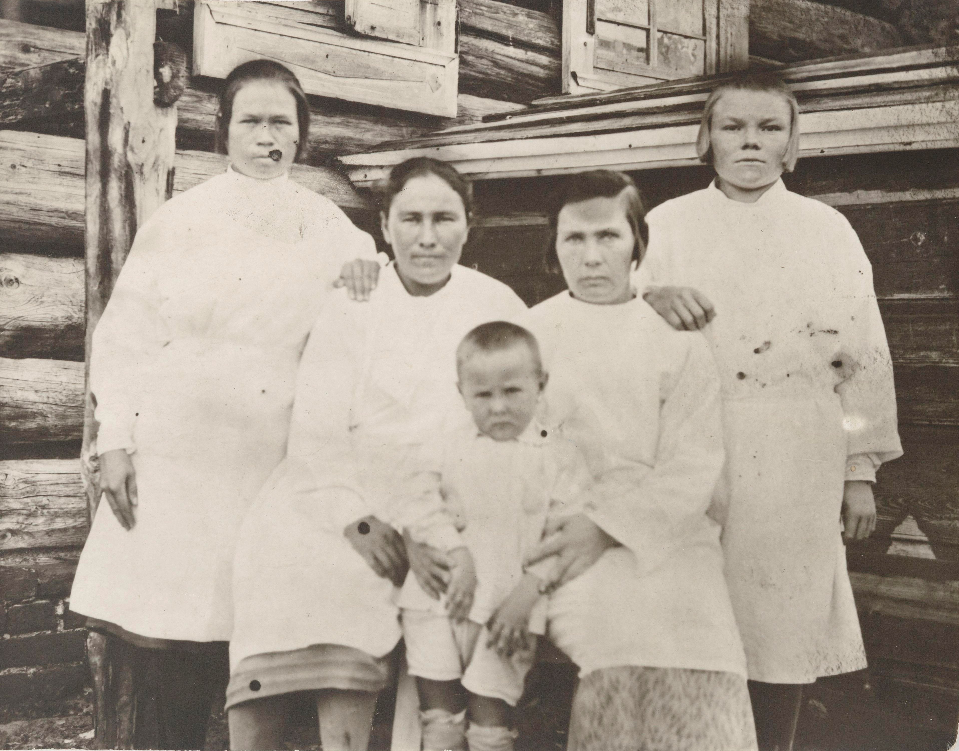 Uralilla sijaitsevan Peskin kylän sairaalan synnytysosaston työntekijöitä, toinen oikealta suomalainen Hilja Kupolova. Kuvassa keskellä mahdollisesti Hilja Kupolovan poika Juri Kupolov. Kuva on otettu 1930-luvulla. Humppilasta alun perin lähtöisin oleva Hilja Kupolova ja hänen venäläinen puolisonsa Juri Kupolov olivat muuttaneet Suomesta Venäjälle vuoden 1917 tienoilla. Heidät molemmat pidätettiin vuonna 1938. Hilja Kupolova vapautettiin, mutta Juri Kupolov teloitettiin. Miehensä pidätyksen jälkeen Hilja jäi yksin lasten kanssa. SKS KRA, Hilja Kupolovan arkisto. CC BY-NC-ND 4.0