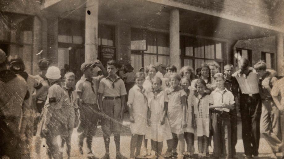 Ryhmäkuva nuorista pioneereista, taustalla Sberkassa. Kuva otettu vuonna 1932  Neuvostoliitossa. SKS KRA, Inkinen-perheen arkisto. CC BY 4.0