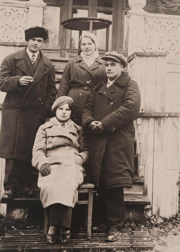 Petroskoin suksitehtaan työntekijöitä. Vasemmalla takana seisoo Leo Valdemar Niemelä. Hän lähti 1930-luvun alussa Suomesta perheineen Neuvostoliittoon paremman elämän toivossa. Niemelä joutui vuonna 1938 teloitetuksi Petroskoissa. SKS KRA, Niemelä-perheen arkisto. CC BY-NC-ND 4.0