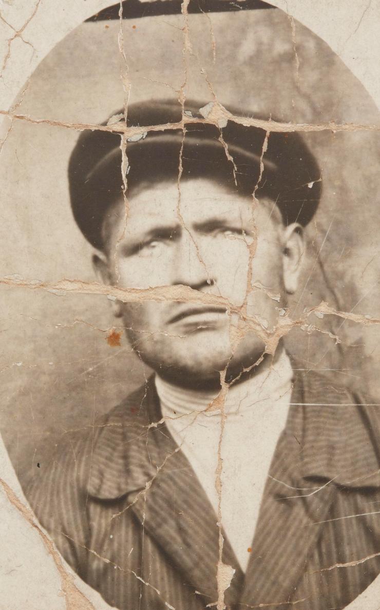 Rintakuva inkerinsuomalaisesta Juhana (Juho) Härkösestä. Härkönen pidätettiin ja ilmeisesti teloitettiin Leningradissa vuonna 1937. SKS KRA, Härkönen-perheen arkisto. CC BY-NC-ND 4.0