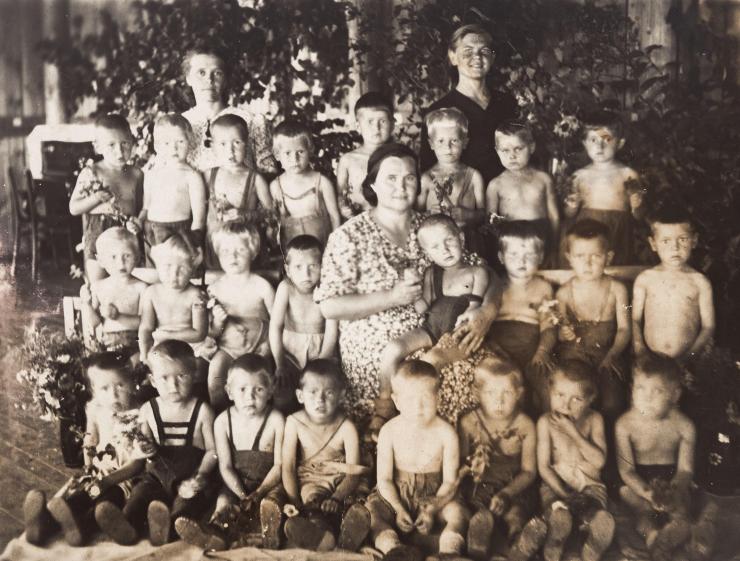 Siperiassa Baikalovon kylässä kesällä 1940 otettu yhteiskuva lastentarharyhmästä. Kuvassa muiden joukossa Nižni-Tagilista karkotettujen suomalaisten lapsia. Kuvassa Rauno Karjalainen (takarivissä kolmas oikealta) sekä suomalaisista lisäksi muun muassa Raili Närvänen, Tamara Orell ja Leo Moilanen. SKS KRA, Karjalainen-perheen arkisto. CC BY-NC-ND 4.0